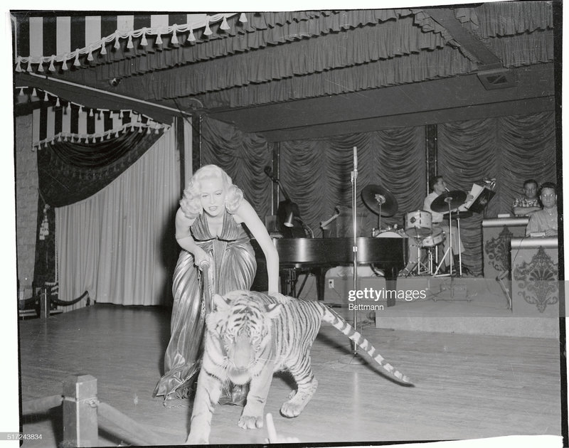 William_Travilla-dress_gold-dress_marilyn_maxwell-1954-08-23-Las_Vegas-4-2