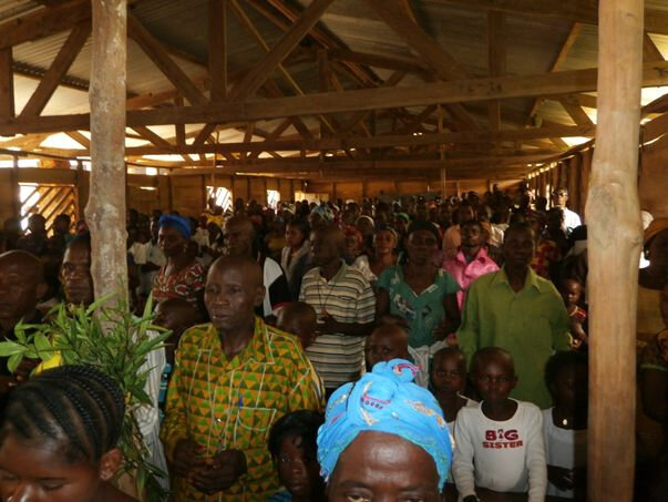 Célébration de la messe dans une classe de l'école primaire Kasese