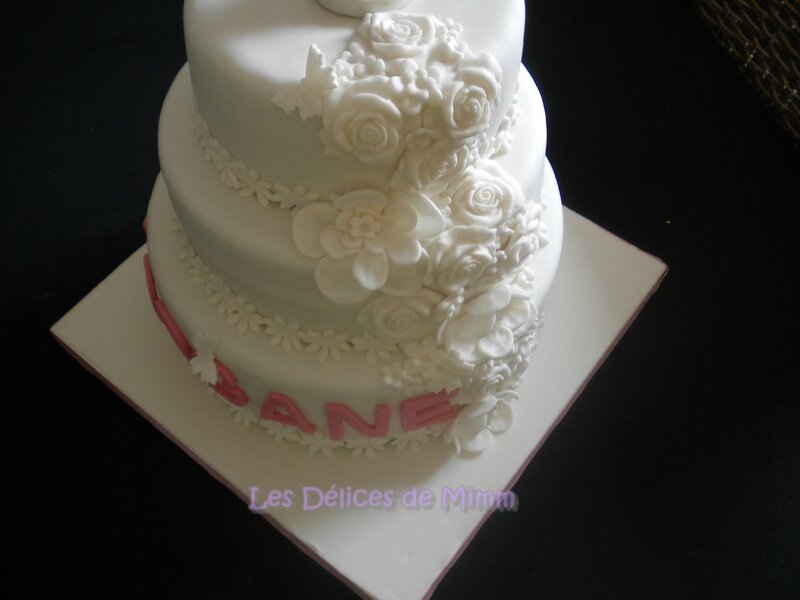Un gâteau de communion tout blanc en pâte à sucre 14