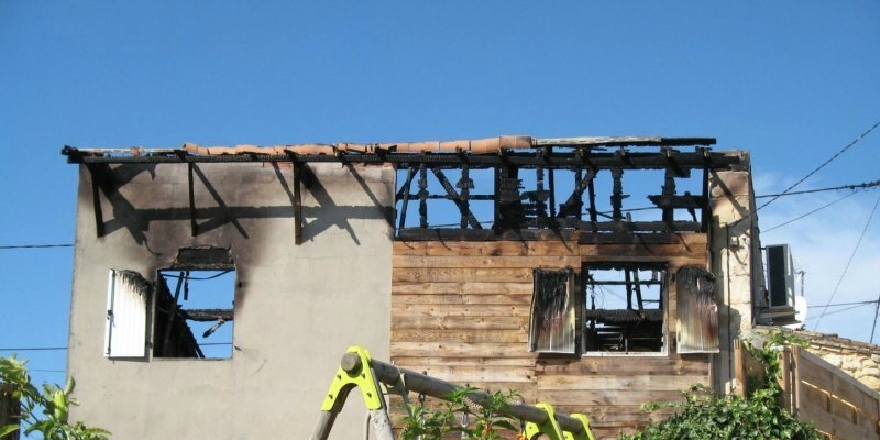 Une maison détruite par le feu à Anseillan
