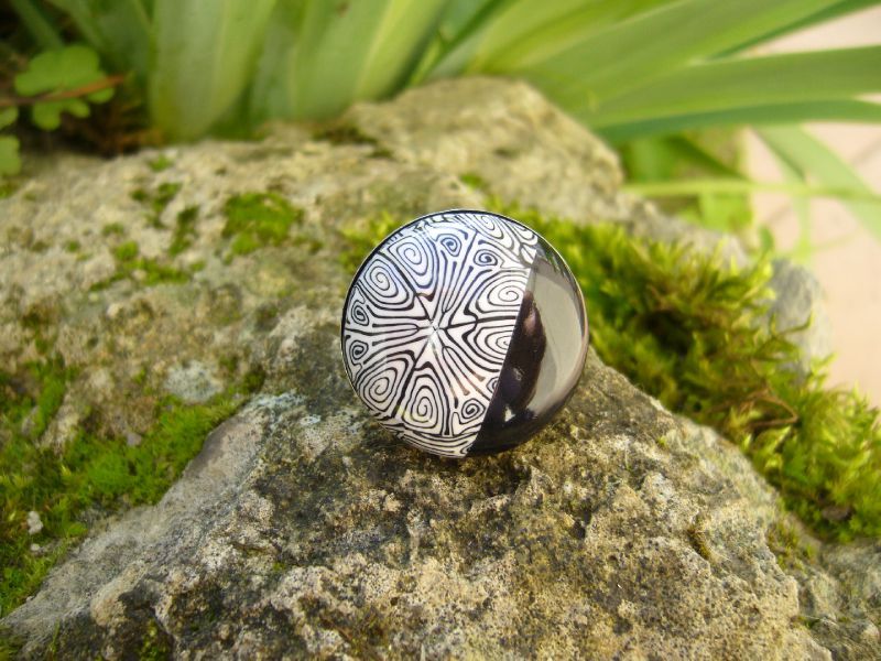 bague noire et blanche