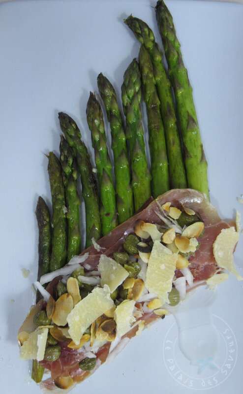 Asperges rôties, câpres et parmesan