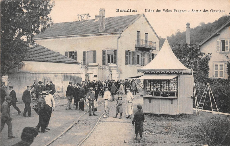 CPA Beaulieu Sortie usine Peugeot