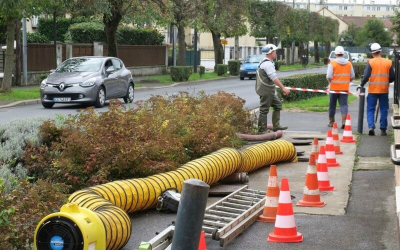 Chelles, lundi 2 octobre. Les équipes du service assainissement de la communauté d’agglomération Paris Vallée de la Marne (PVM) tentent de localiser l’origine des effluves pestilentiels qui ont nécessité l’intervention des pompiers ce dimanche en fin d’après-midi. LP/Hendrik Delaire