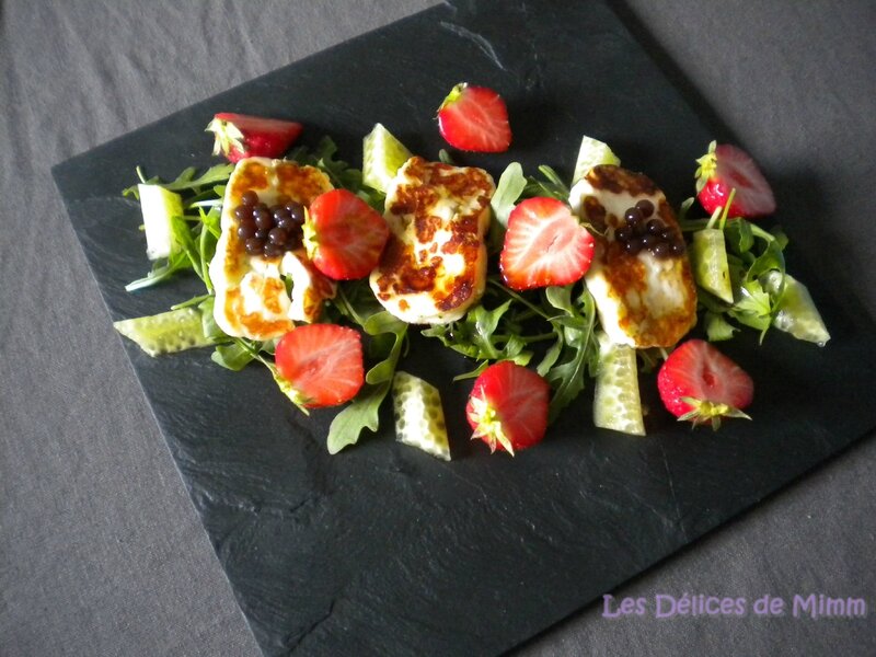 Salade de halloumi, roquette, fraises et caviar de concombre