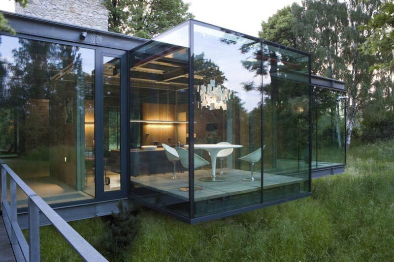 maison-verre-acier-moderne-foret-extension-vitrée-porte-à-faux