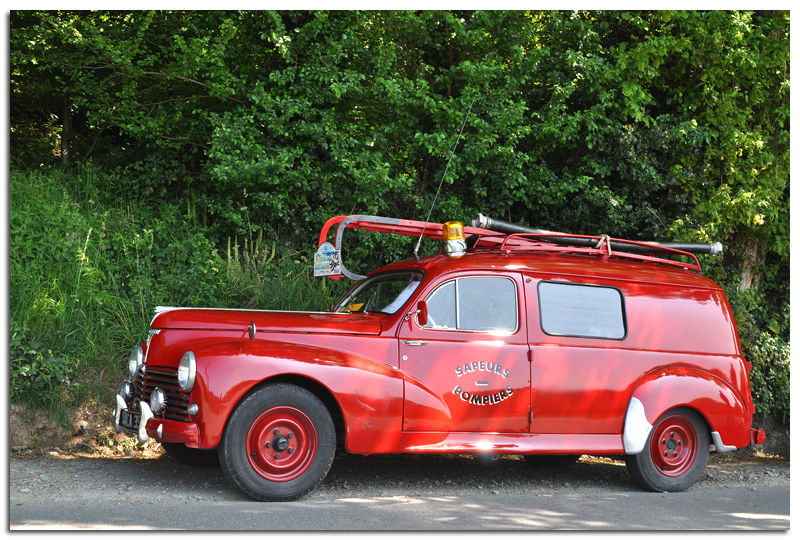 Voiture_ancienne_Peugeot1