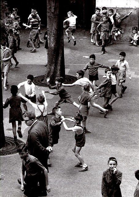 La+r%C3%A9cr%C3%A9ation,+rue+Buffon,+Paris,+1959_+Robert+Doisneau