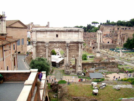 DSC01674___Rome___L_Arc_de_Septime_S_v_re_se_fresse_au_pied_du_Capitole