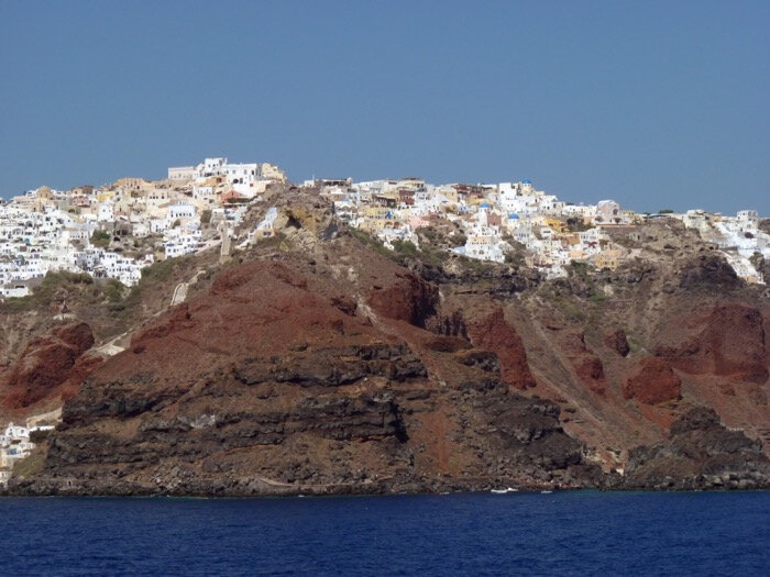 santorin-cyclades-arrivee-caldeira