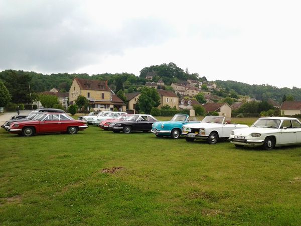 Rassemblement face au tertre