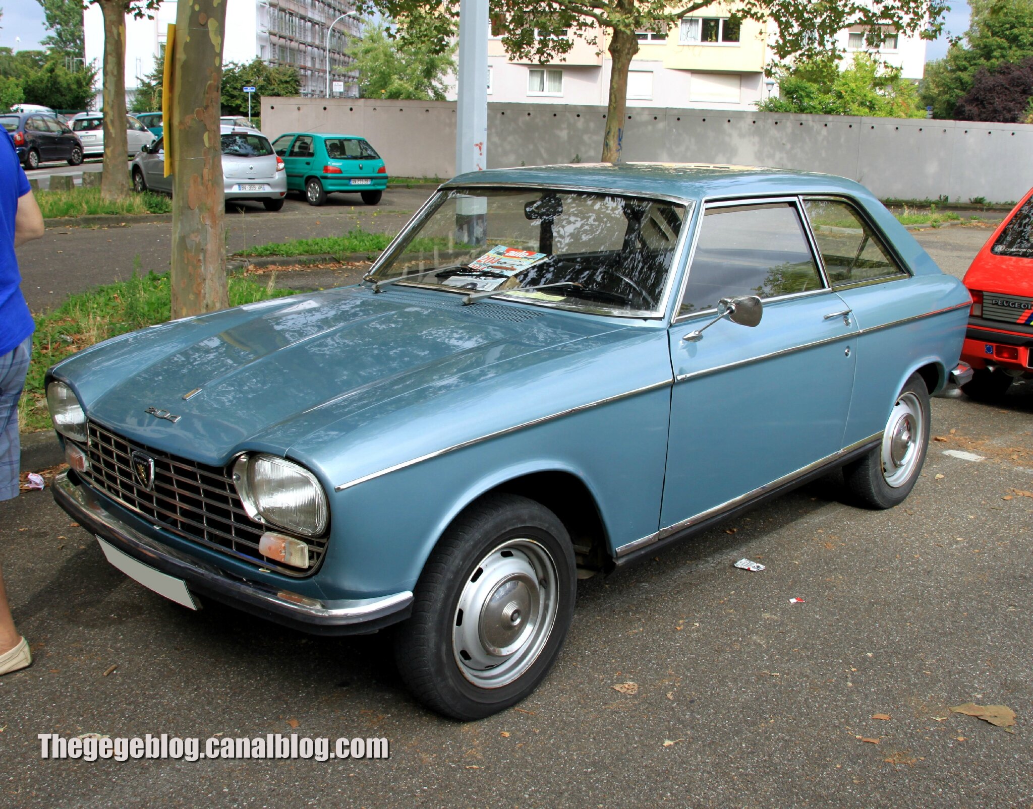 Peugeot 204 coupé (Retrorencard septembre 2013) 01