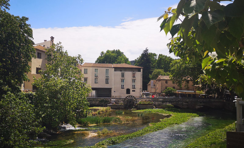 Fontaine_de_Vaucluse_2