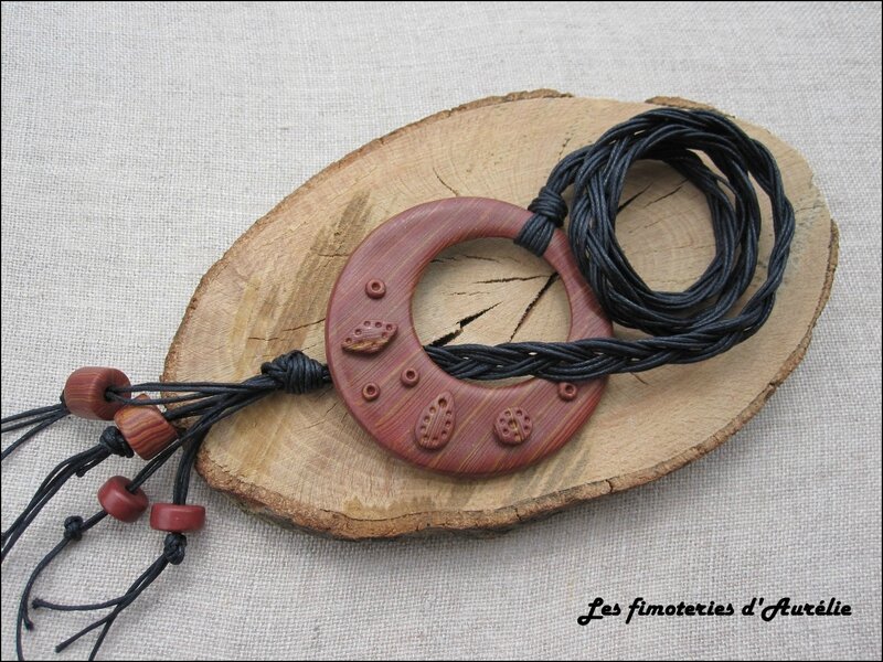 COLLIER MEDAILLON ROND FAUX BOIS FONCE (1)