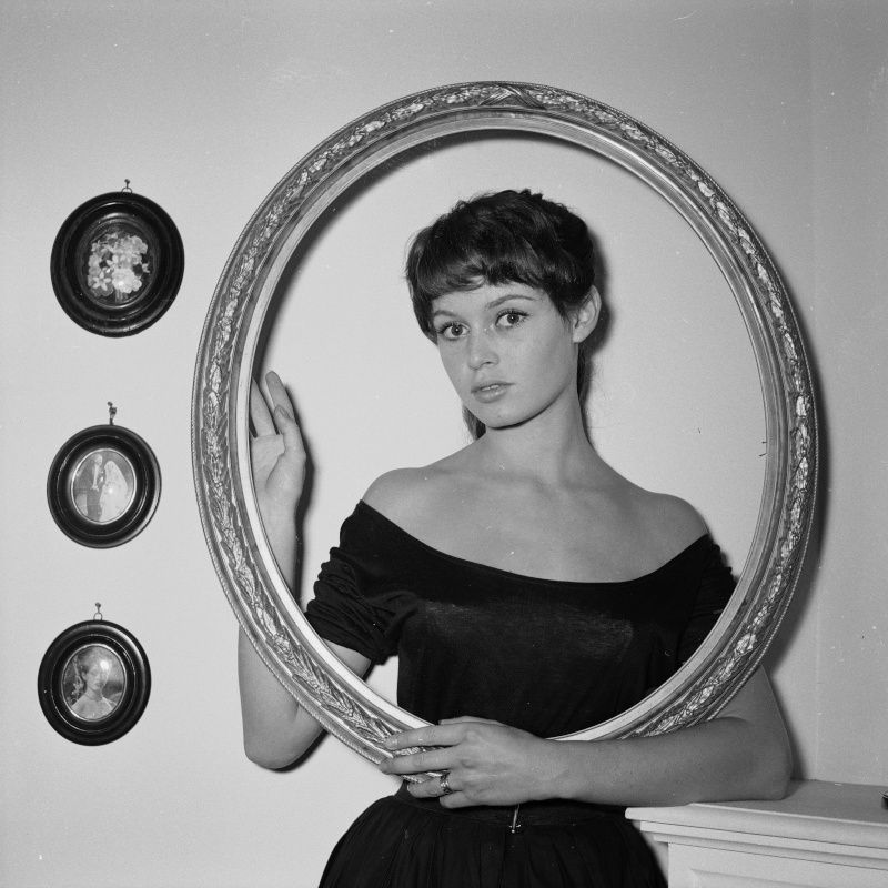 1955-chez_bb-par_gaston-robe_noire-010-1