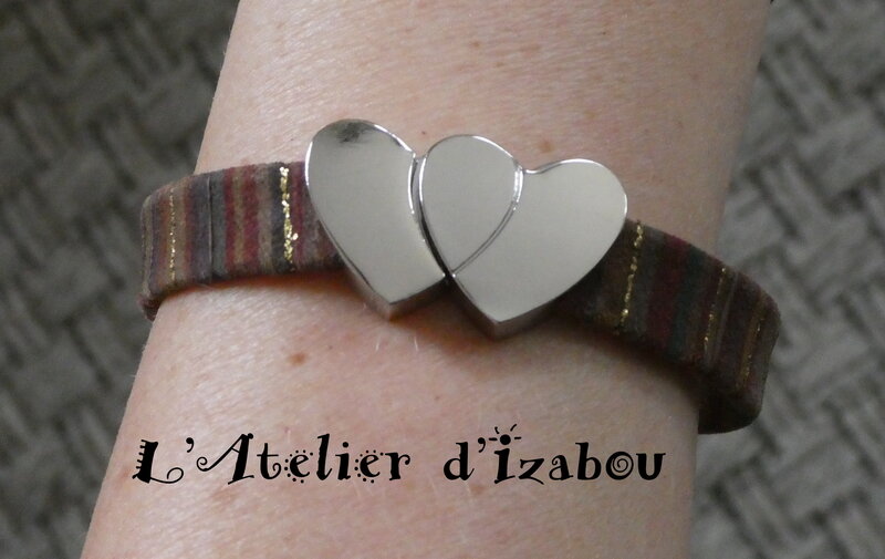 P1020768_Bracelet_St_Valentin_daim_multicolore_et_dor___fermoir_double_coeur_aimant_