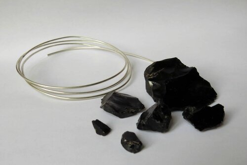 Obsidienne brute et fil d'argent 950