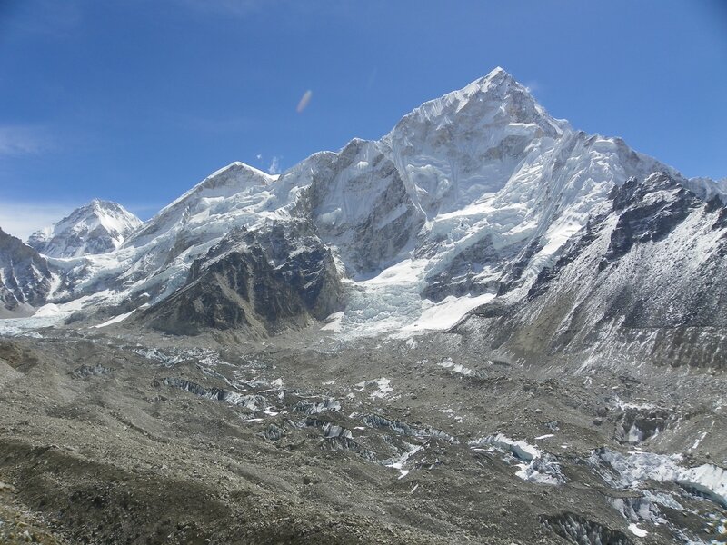 Vue sur le Khumbu Glacier, le col Lho La (6026m), le Changtse (7550m), l'épaule ouest de l'Everest, et le Nuptse (7864m)