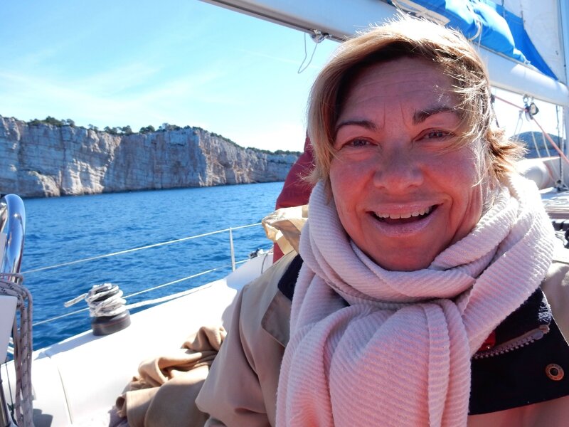 Evelyne devant les falaises de Dugi Otok 150416