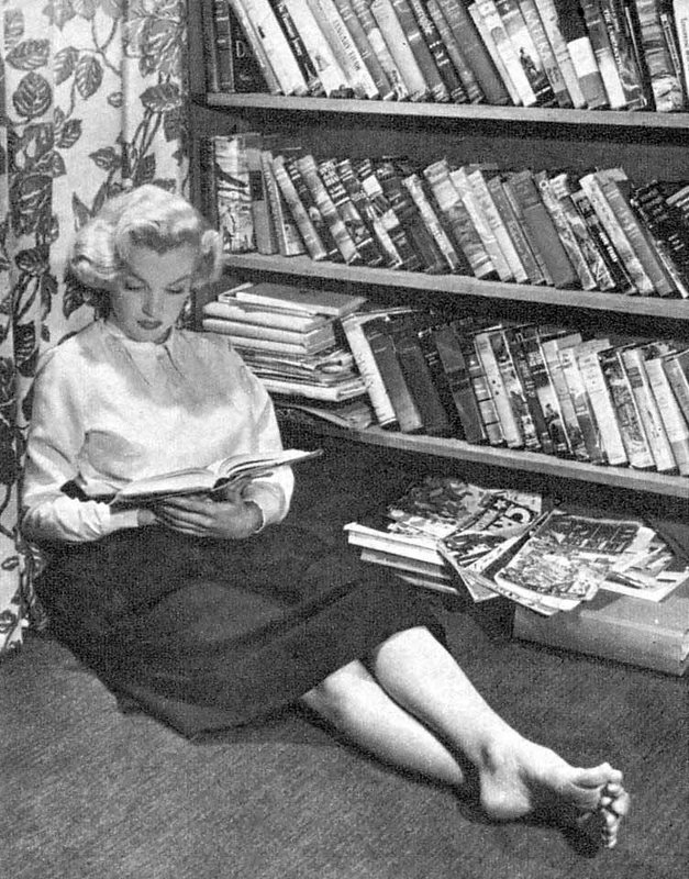 1951-MM_in_skirt-Lytess_home-010-1a