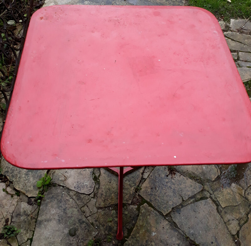 Table rouge