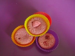 Muffin_lait_de_coco__framboises___pralines_roses__Les_D_lices_d_H_l_n_