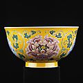 <b>Bol</b> <b>impérial</b> à décor floral, marque et période de Kangxi (1662-1722)