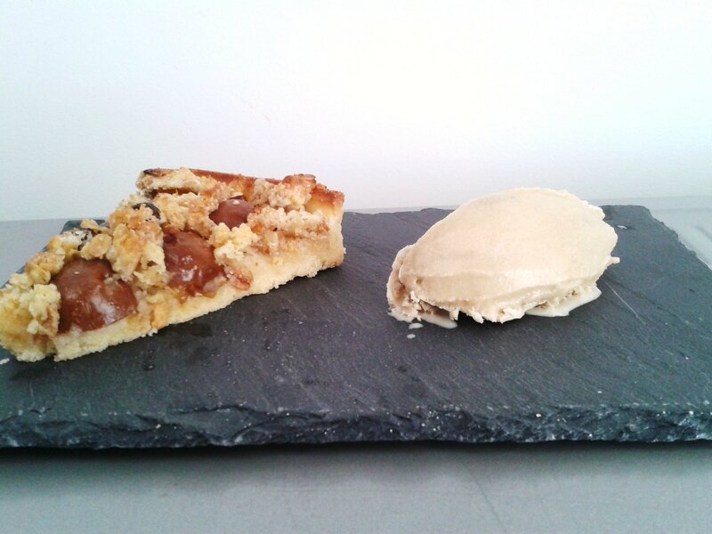 tarte mirabelle marinées sirop de verveine, crème d'amandes, crumble céréales, glace verveine (3)