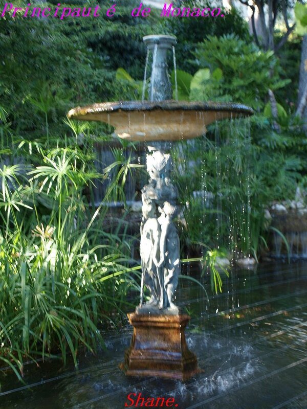 11-09-2010 fontaine dans le jardin nexotique à Monaco (2)