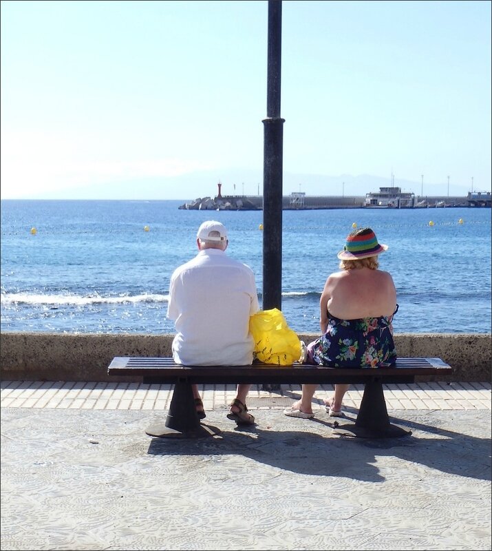 couple assis face mer poteau couleurs