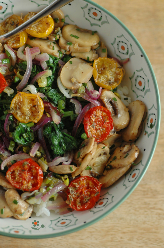 Bol de riz, fanes de navet, oignons, champignons & tomates cerises confites