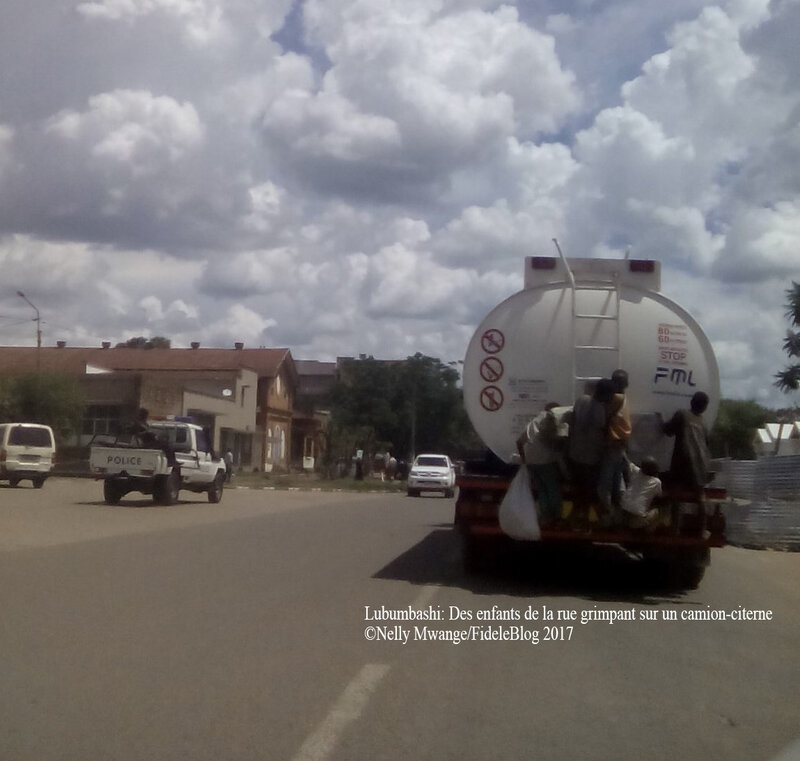 Des enfants de la rue grimpant sur un camion-citerne à Lubumbashi *Ph: Nelly M.-FideleBlog