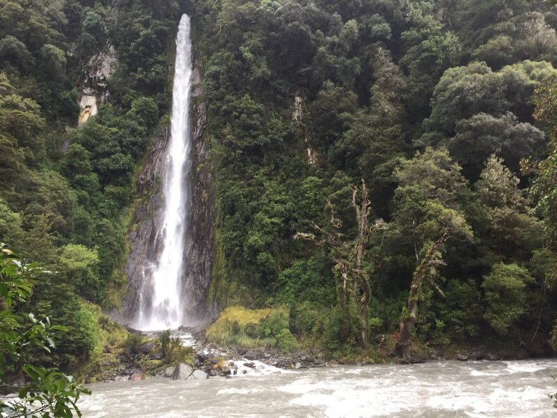 Cascade_sur_la_route