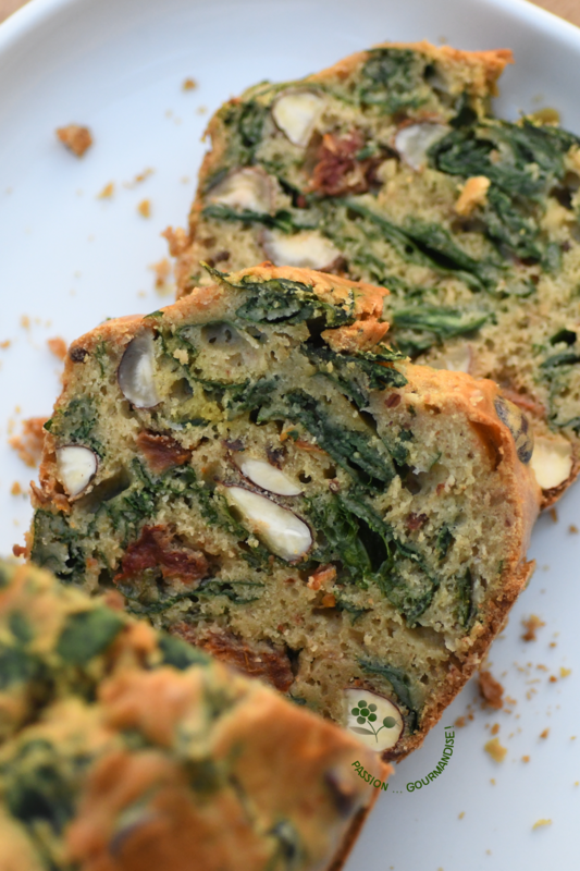 Cake chou kale, chou Cima di Rapa, tomates séchées, amandes & noisettes