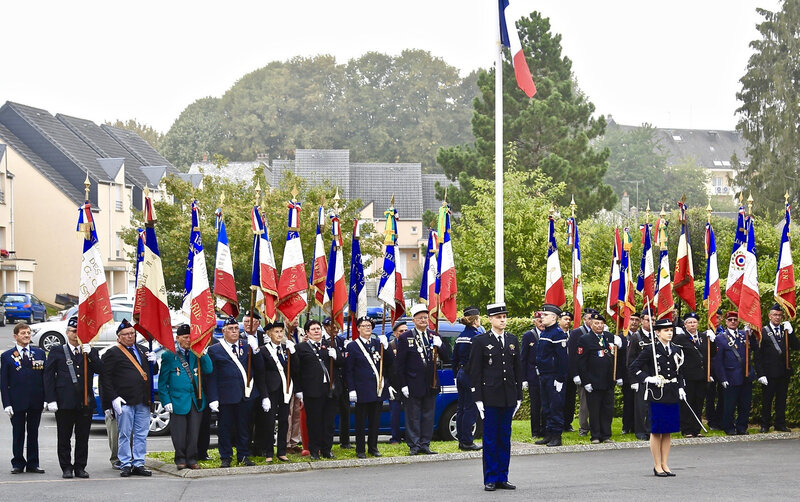 GENDARMERIE 2018 PRISE COMMANDEMENT LE POGAM porte-drapeaux Hollard Le Pogam