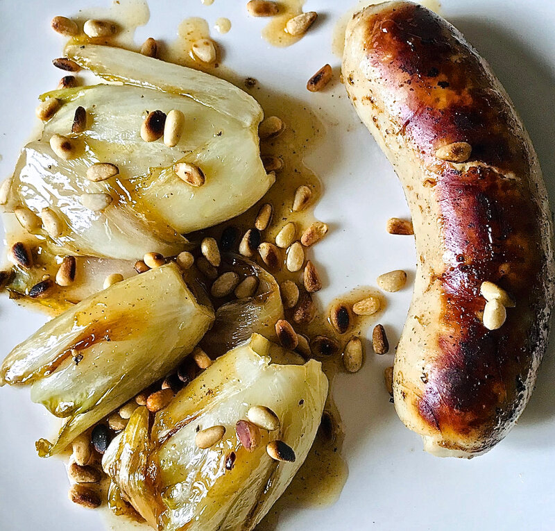 boudin blanc grillé - endives caramélisées au miel - pignons torréfiés