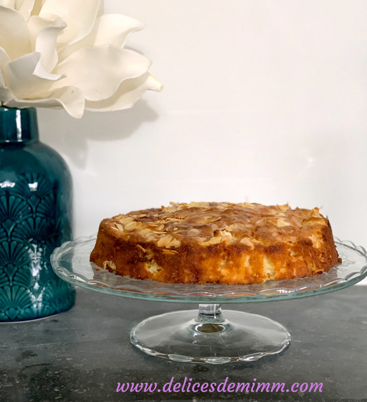 Gâteau aux pommes, rhum et amandes