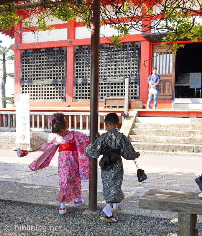 enfants-kimonos-tokyo-877x1024