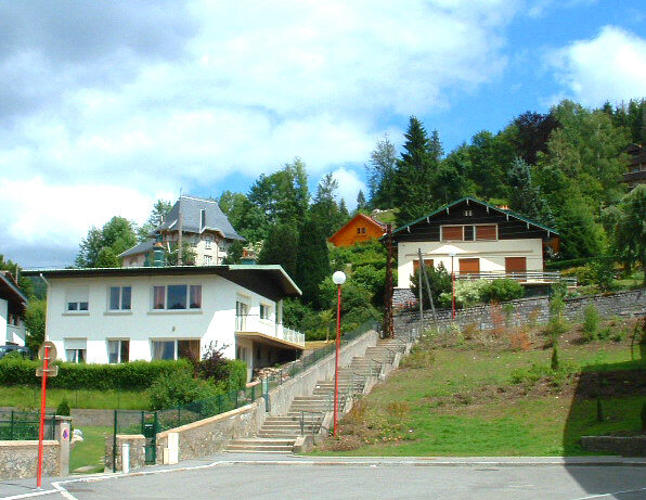 La villa (à gauche)