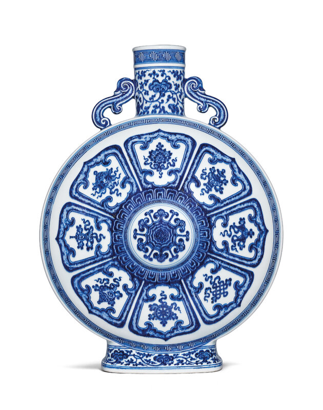 2019_HGK_16696_3020_000(a_superb_large_ming-style_blue_and_white_bajixiang_moonflask_qianlong)