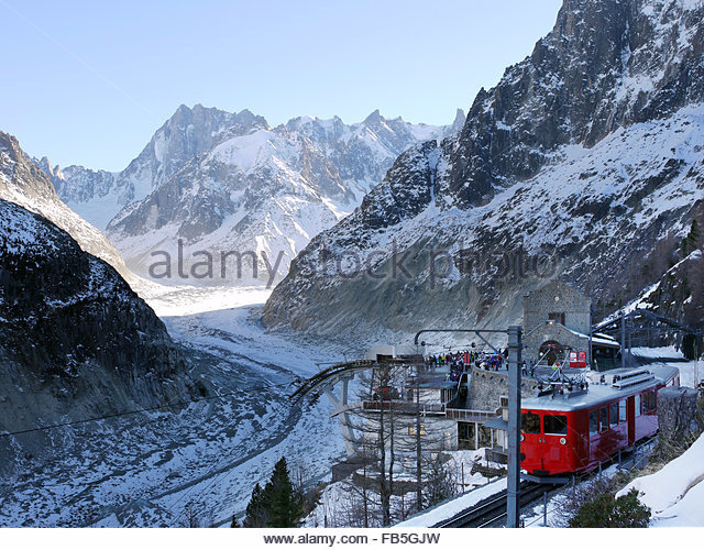 montenvers-train-climbs-up-to-the-mer-de-glace-glacier-at-chamonix-fb5gjw (1)