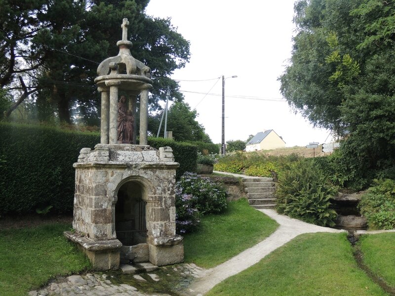 && Le Guerno fontaine Ste Anne (1)