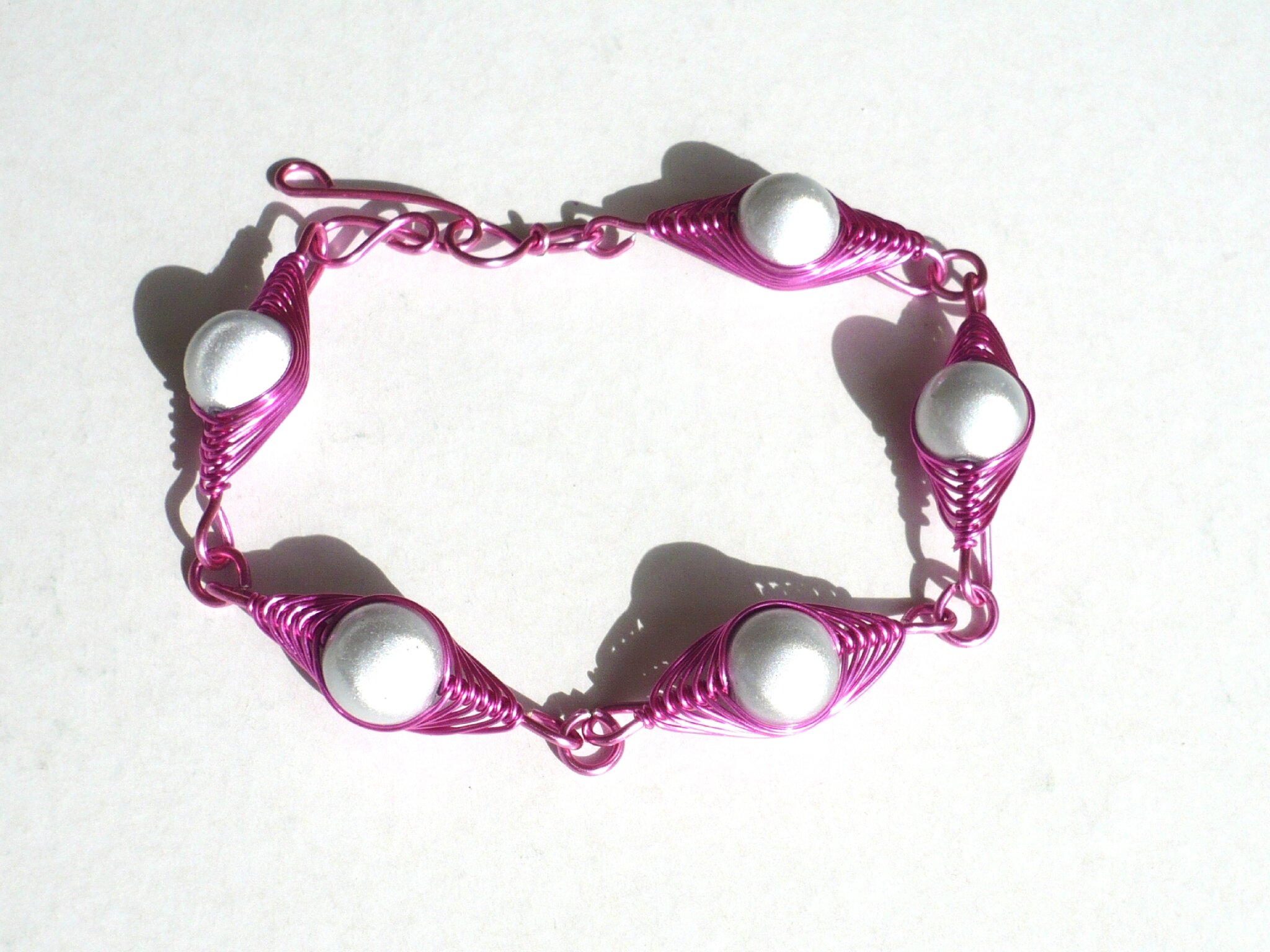 bracelet wire rose perles blanches