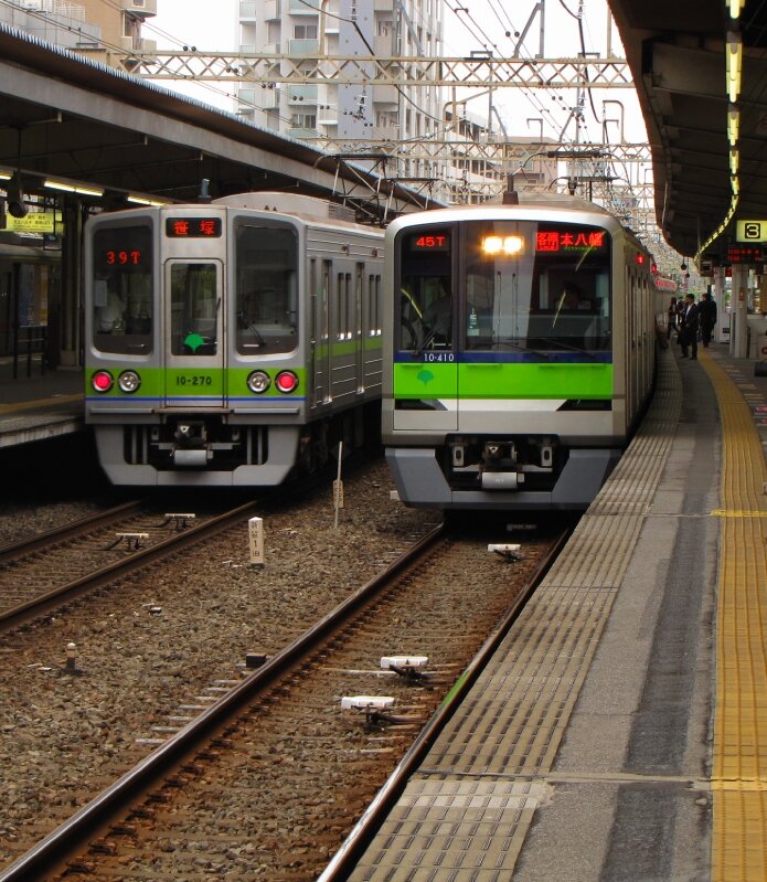 Toei 10-300系(10-410) & 10-000系(10-270), Sasazuka eki