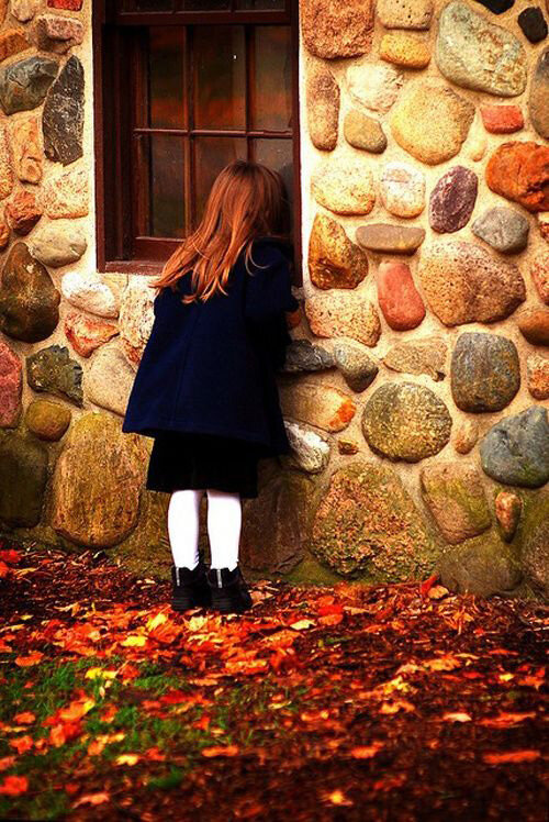 autumn_petite_fille___la_fenetre1