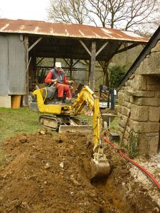 Renover une maison - longère - décaissement du sol - mini pelle -