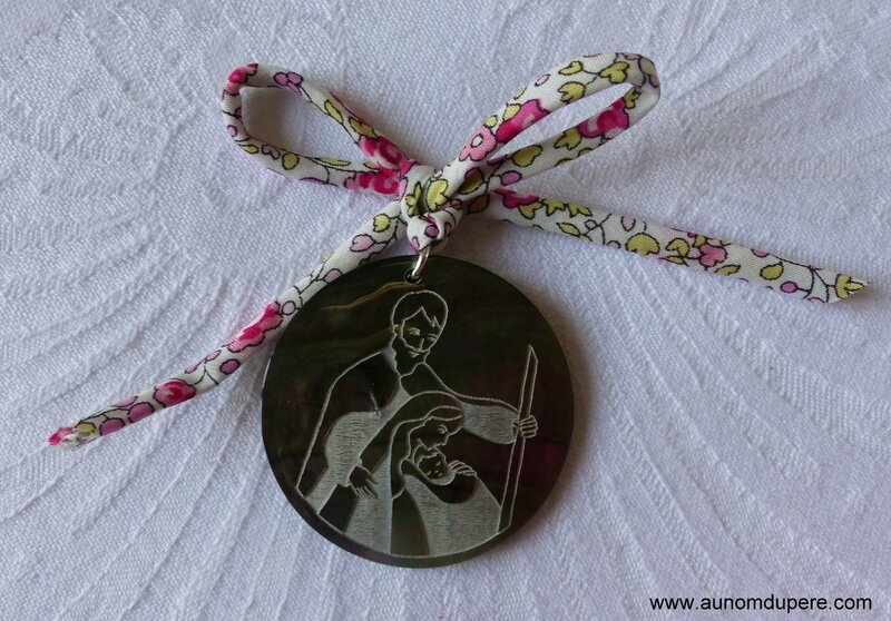 Médaillon de la Sainte Famille (sur cordon Eloïse rose) - 22 €