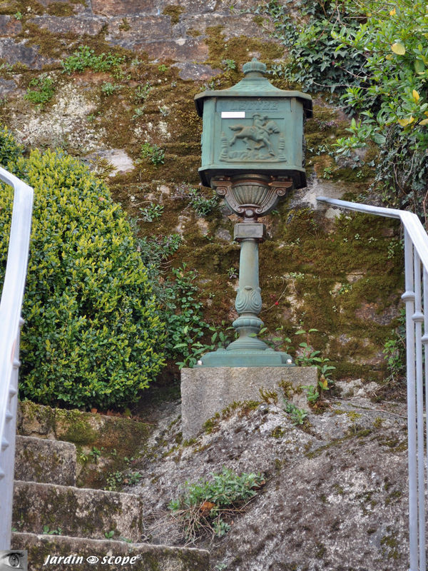 Boite aux lettres juchée dans un escalier à Pont-Aven (Bretagne)