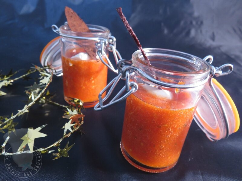 Soupe poivron, tomate, pétale de tapenade