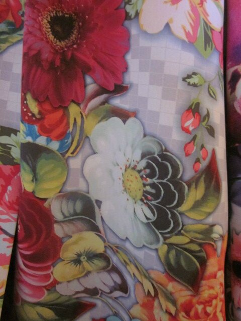 Manteau EDITH en polyester à damier gris imprimé fleurs et papillons - Doublure de satin rouge (6)